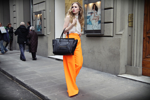 bag-girl-orange-pretty-street-style-Favim.com-244724